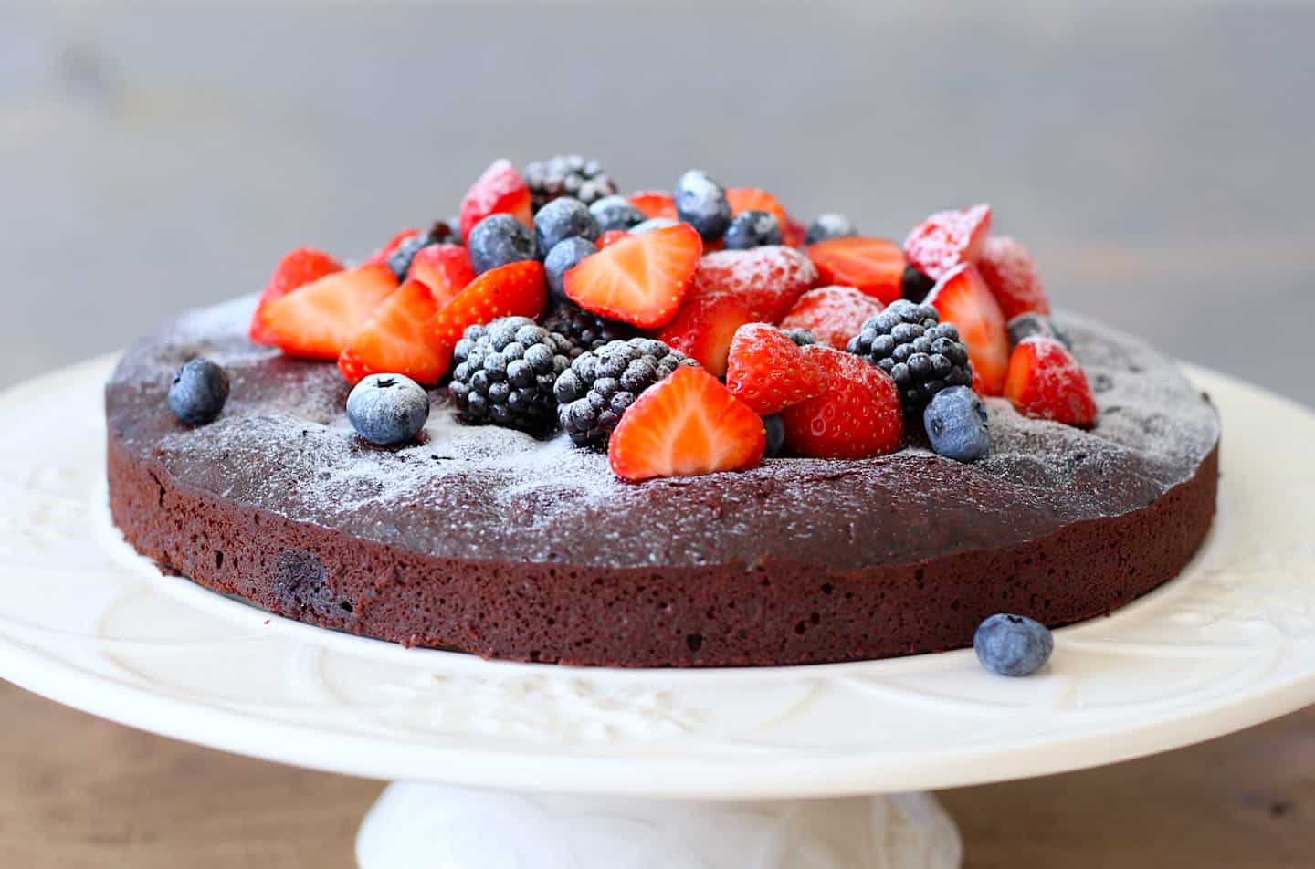 Chocoladecake met kersen en meer rood fruit