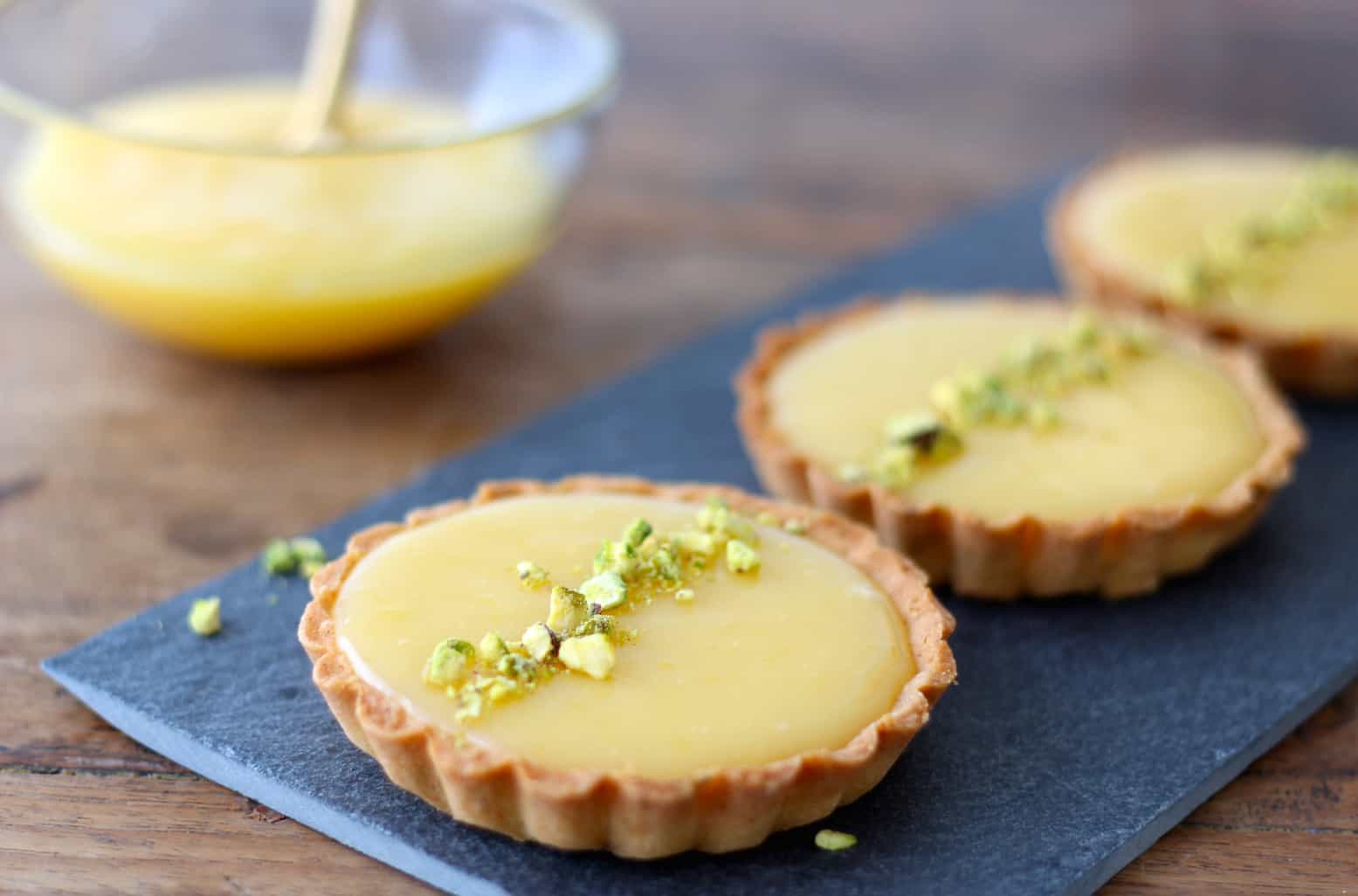 Citroen tartelettes met een vleugje pistache