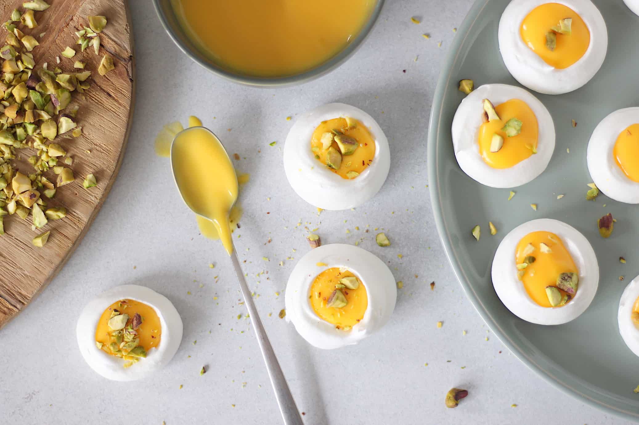 Meringues met advocaat en pistache