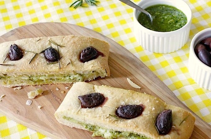 Pestobrood met olijven en rozemarijn