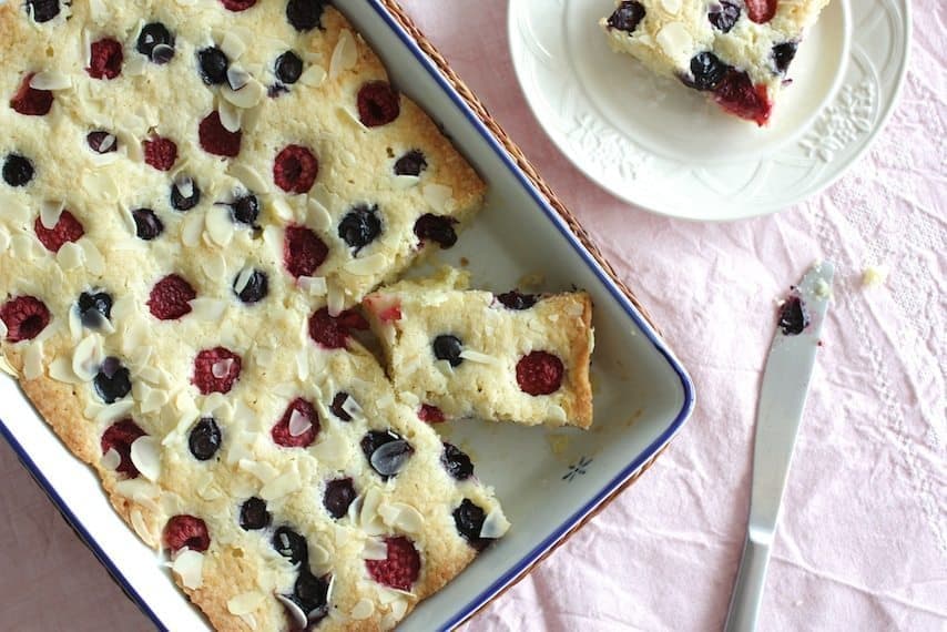 Plaatcake met bosbessen en frambozen