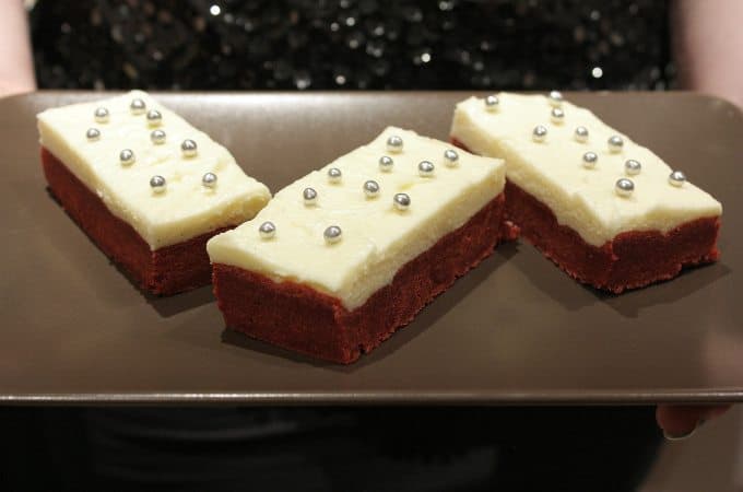 Red velvet brownies met cream cheese frosting