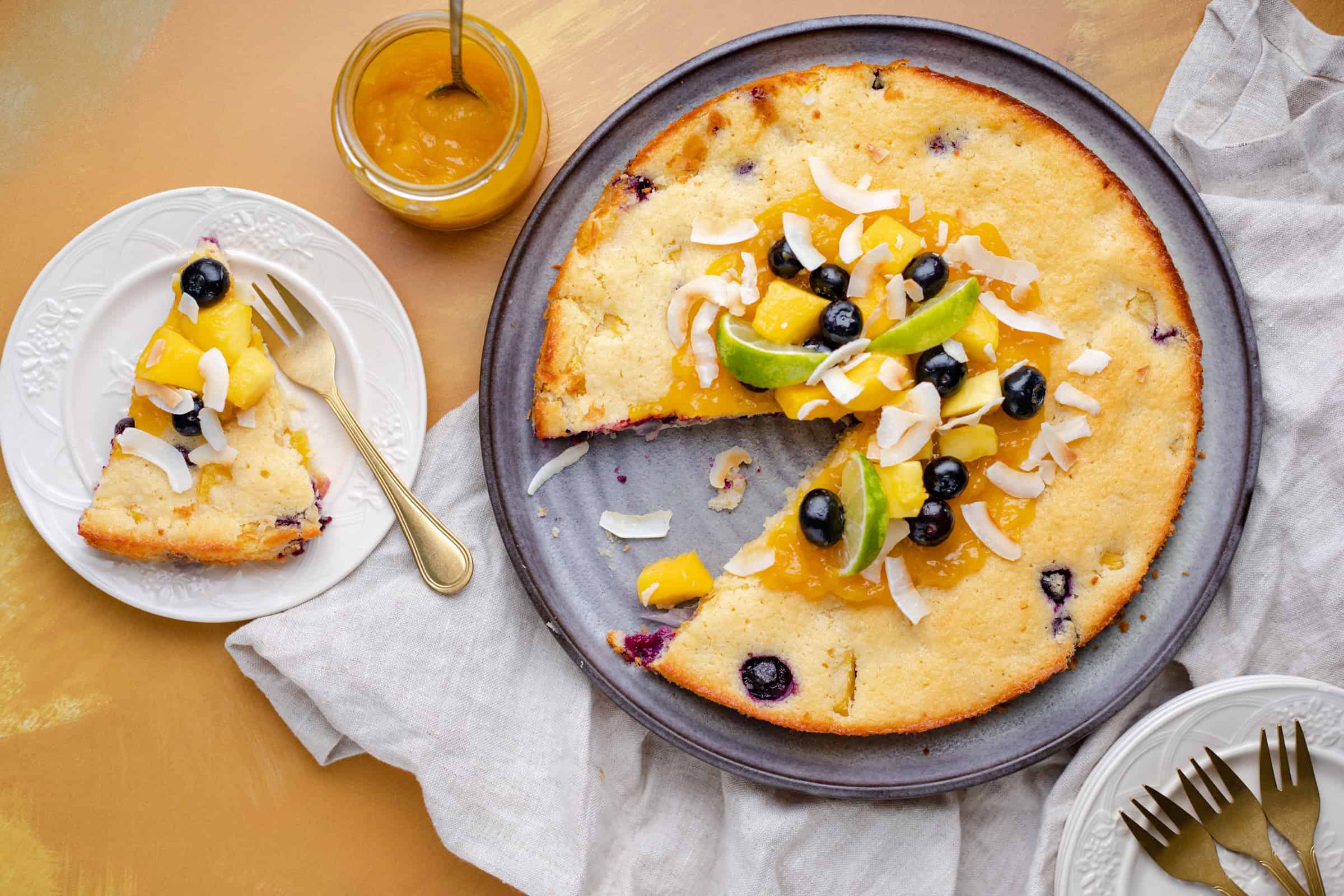 Cake met mango, blauwe bessen, kokos en limoen