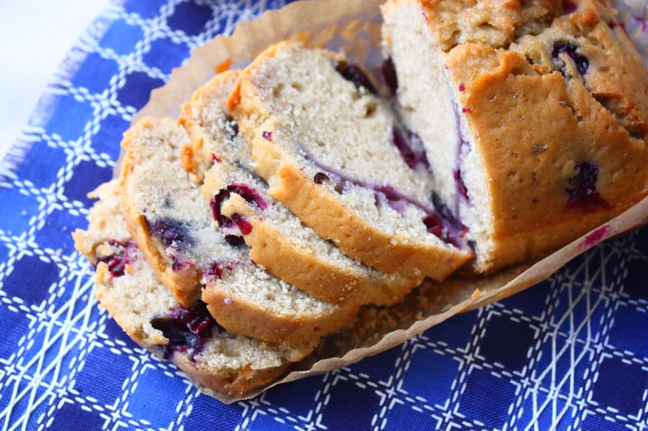 Cassiscake met thee en blauwe bessen