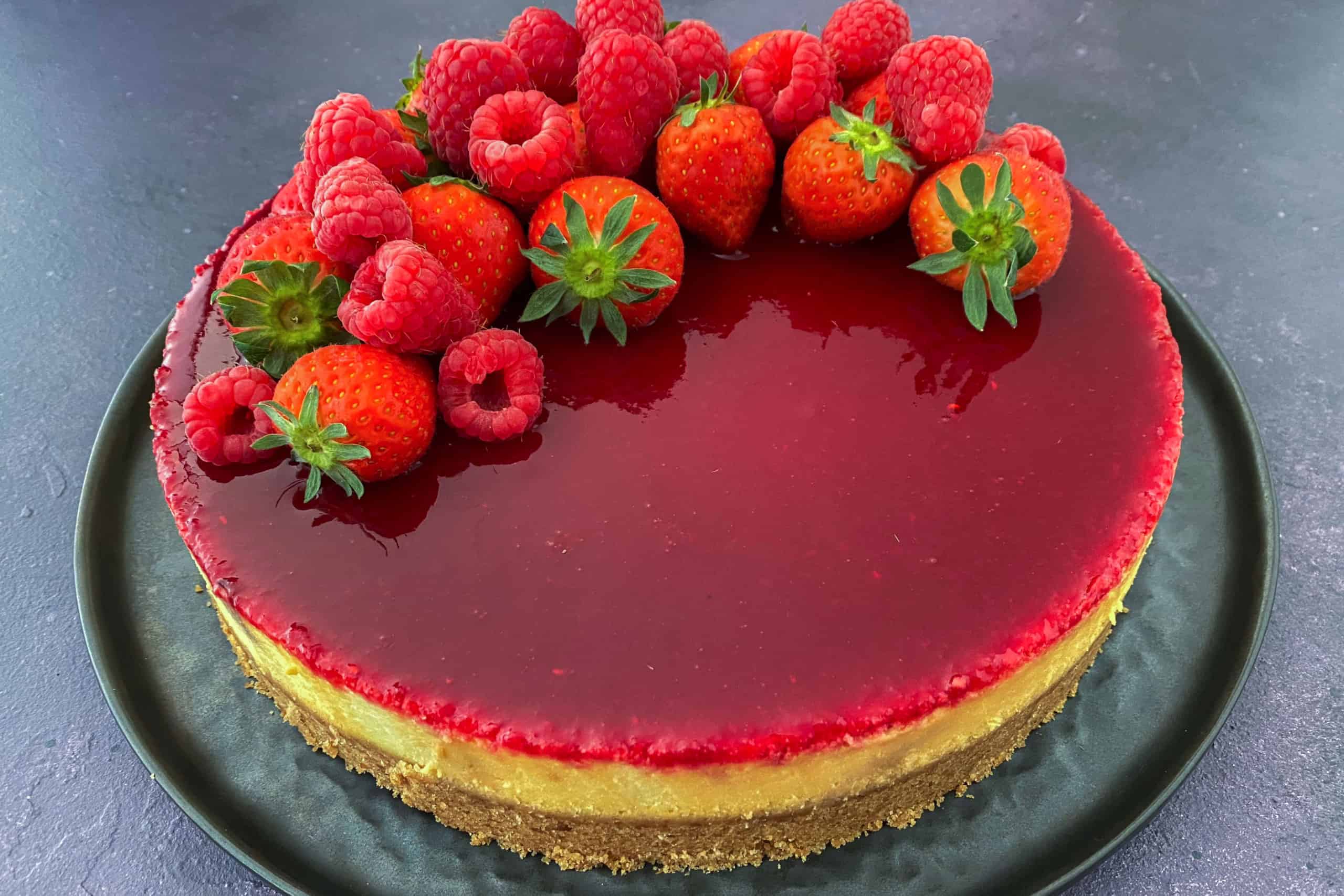 Cheesecake met aardbeien, frambozen en citroen
