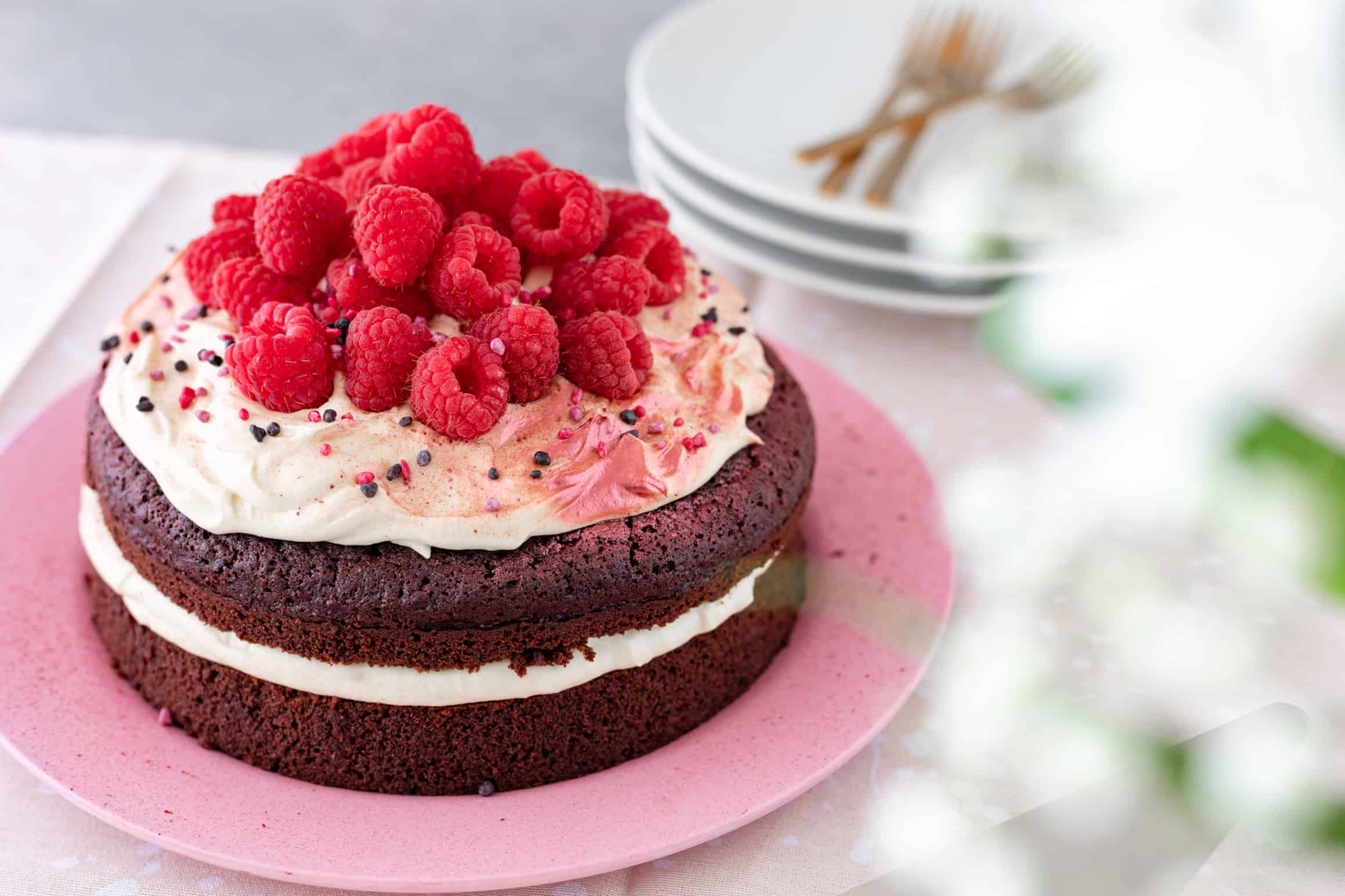 Chocoladecake met roomkaas frosting en frambozen