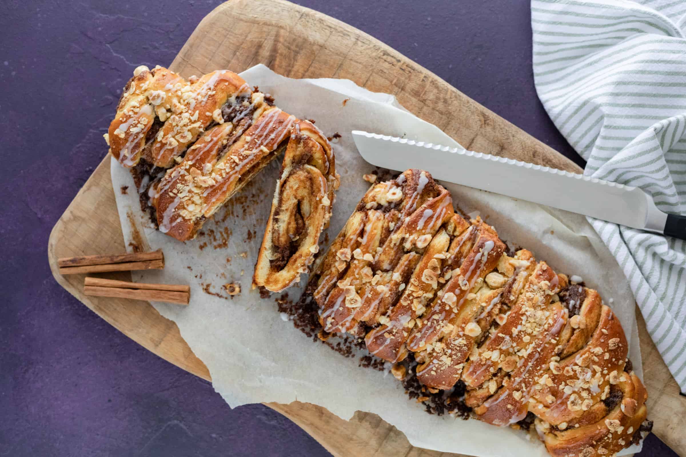 Deense kanelstang met kaneel, room en hazelnoten