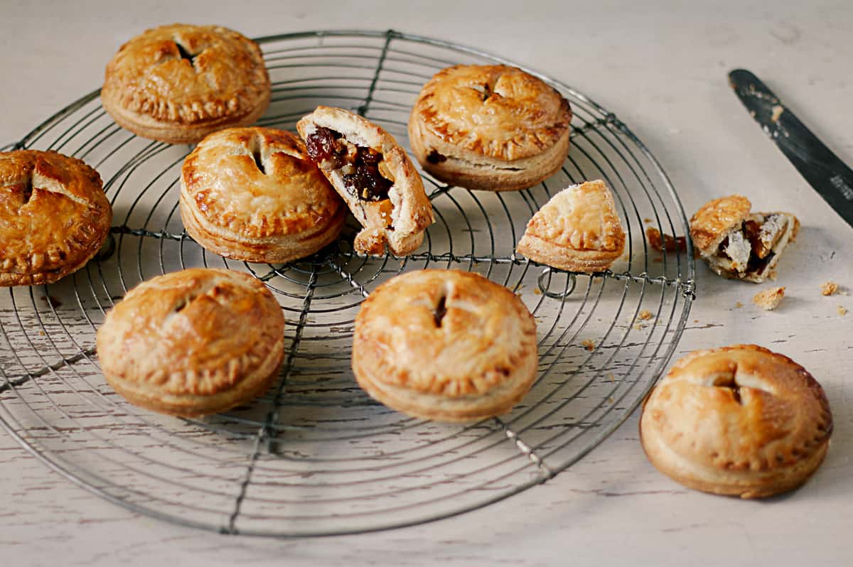 Hand pies met tutti frutti en noten