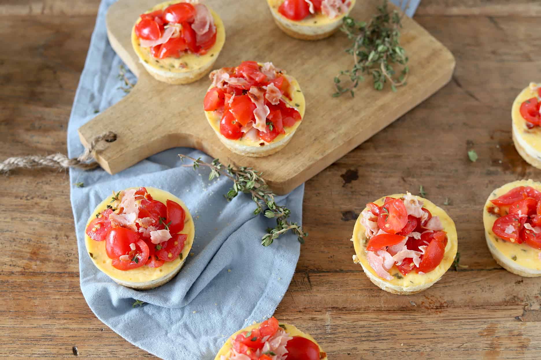 Hartige mini cheesecakes met tomaat en tijm