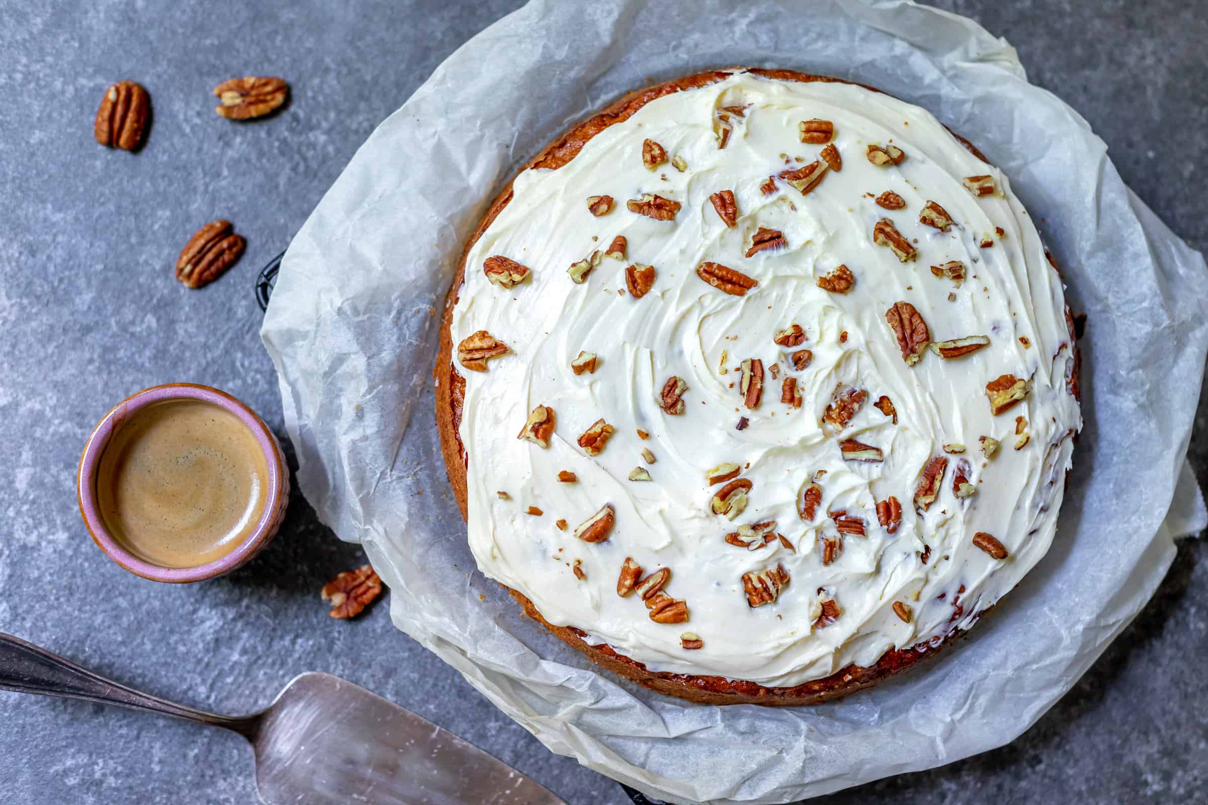 Klassieke carrot cake met roomkaas frosting