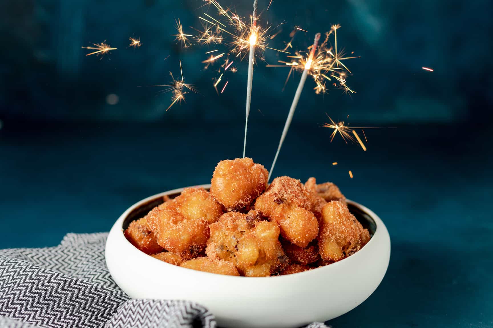 Mini oliebollen met appel, rozijnen en kaneelsuiker