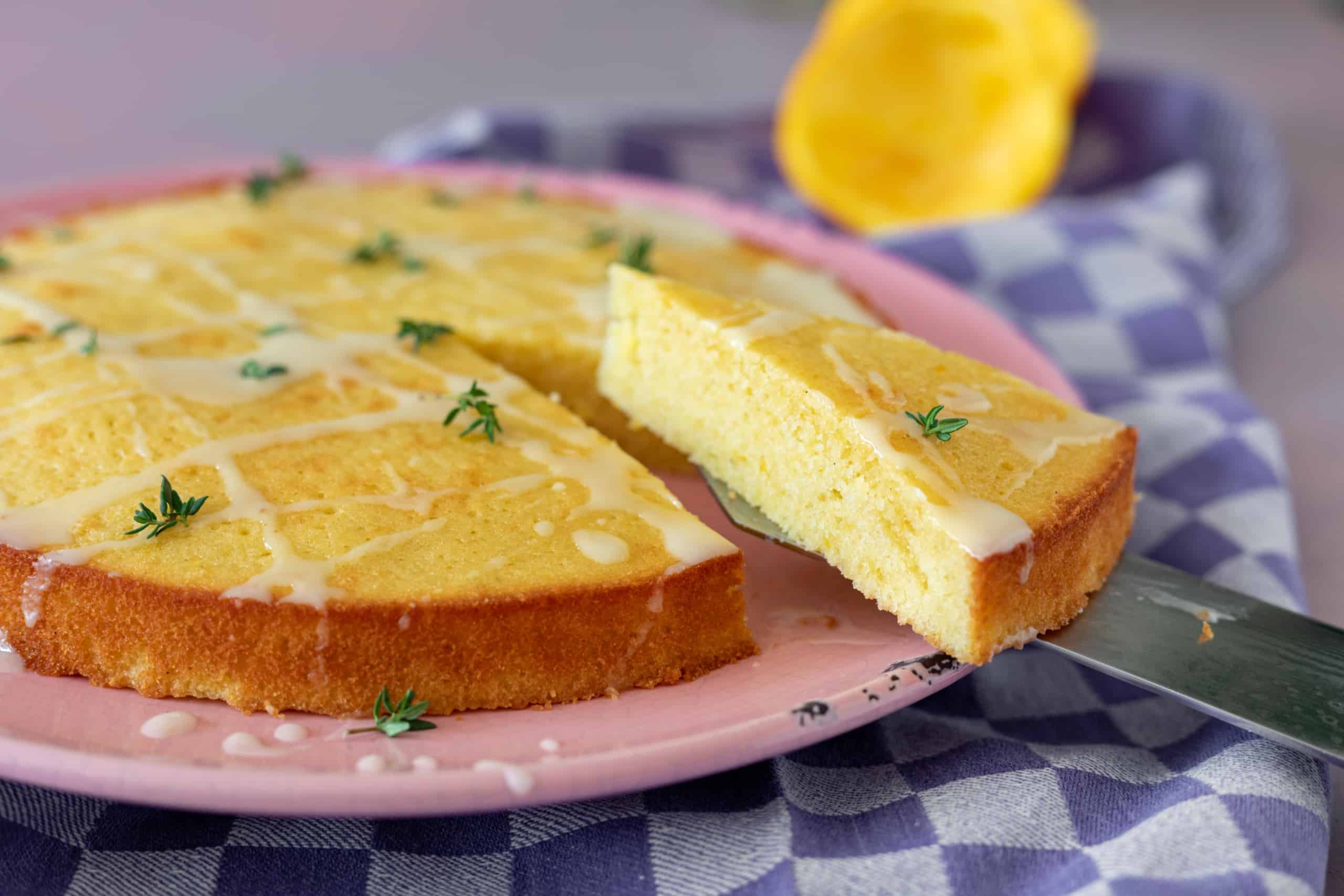 Olijfoliecake met sinaasappel en tijm