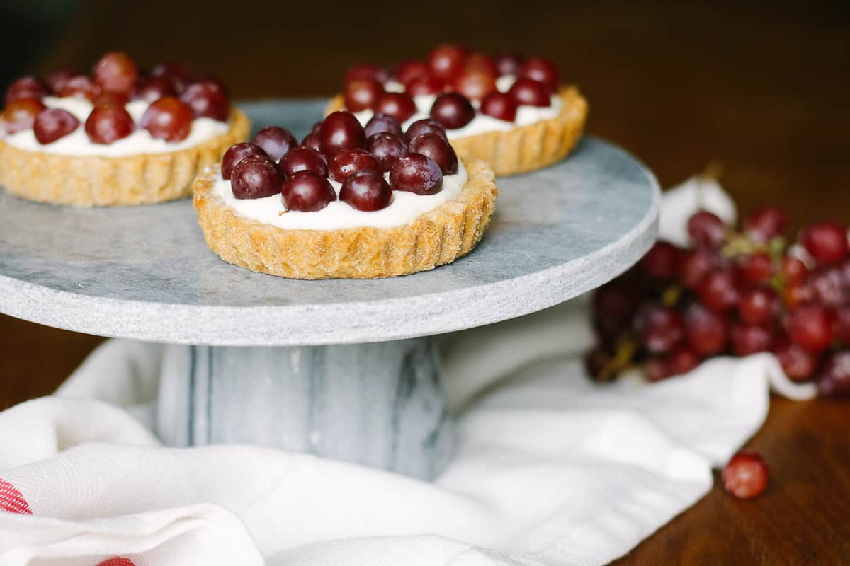 Witte chocolade tartelettes met druiven