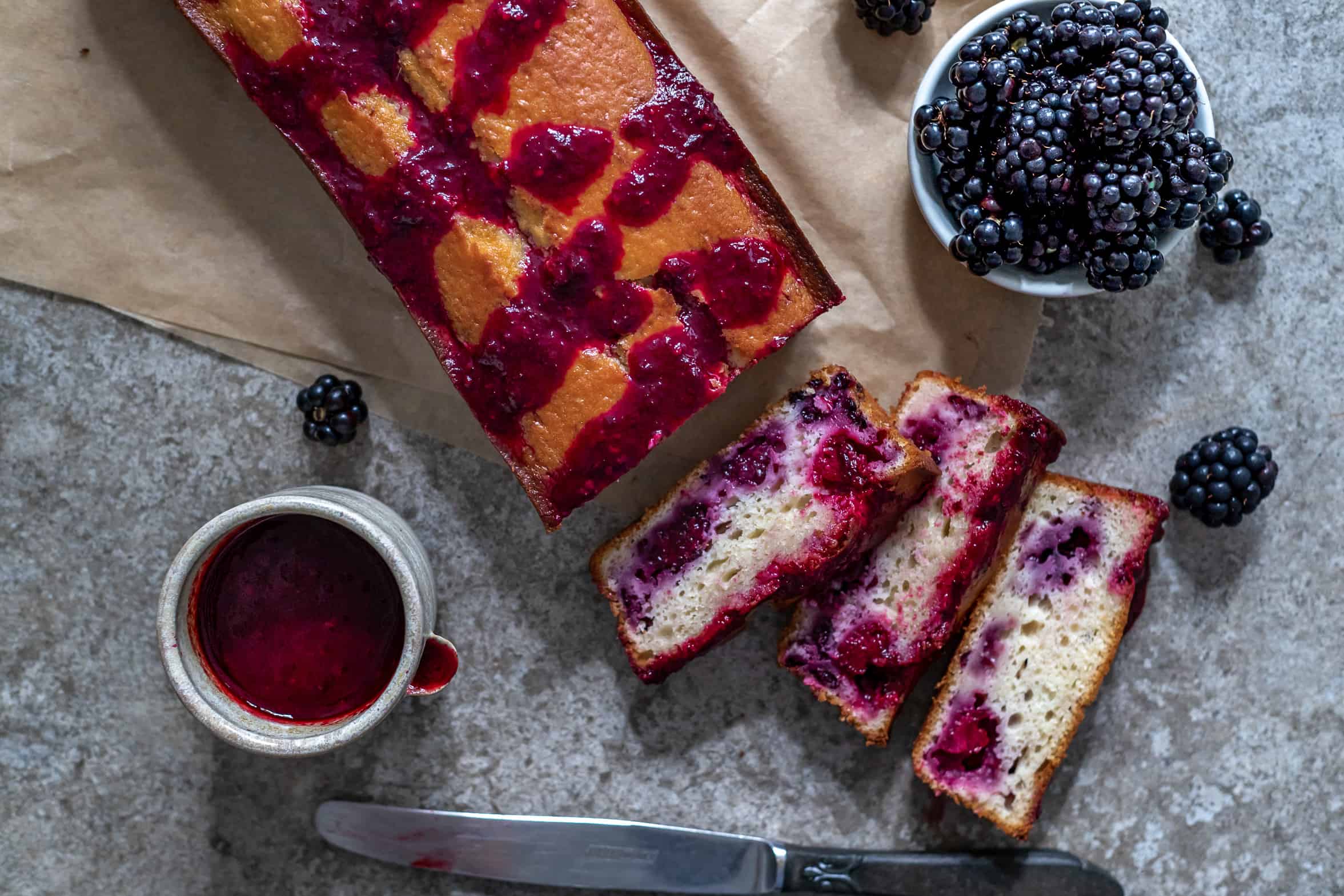 Yoghurtcake met zelfgemaakte bramensaus
