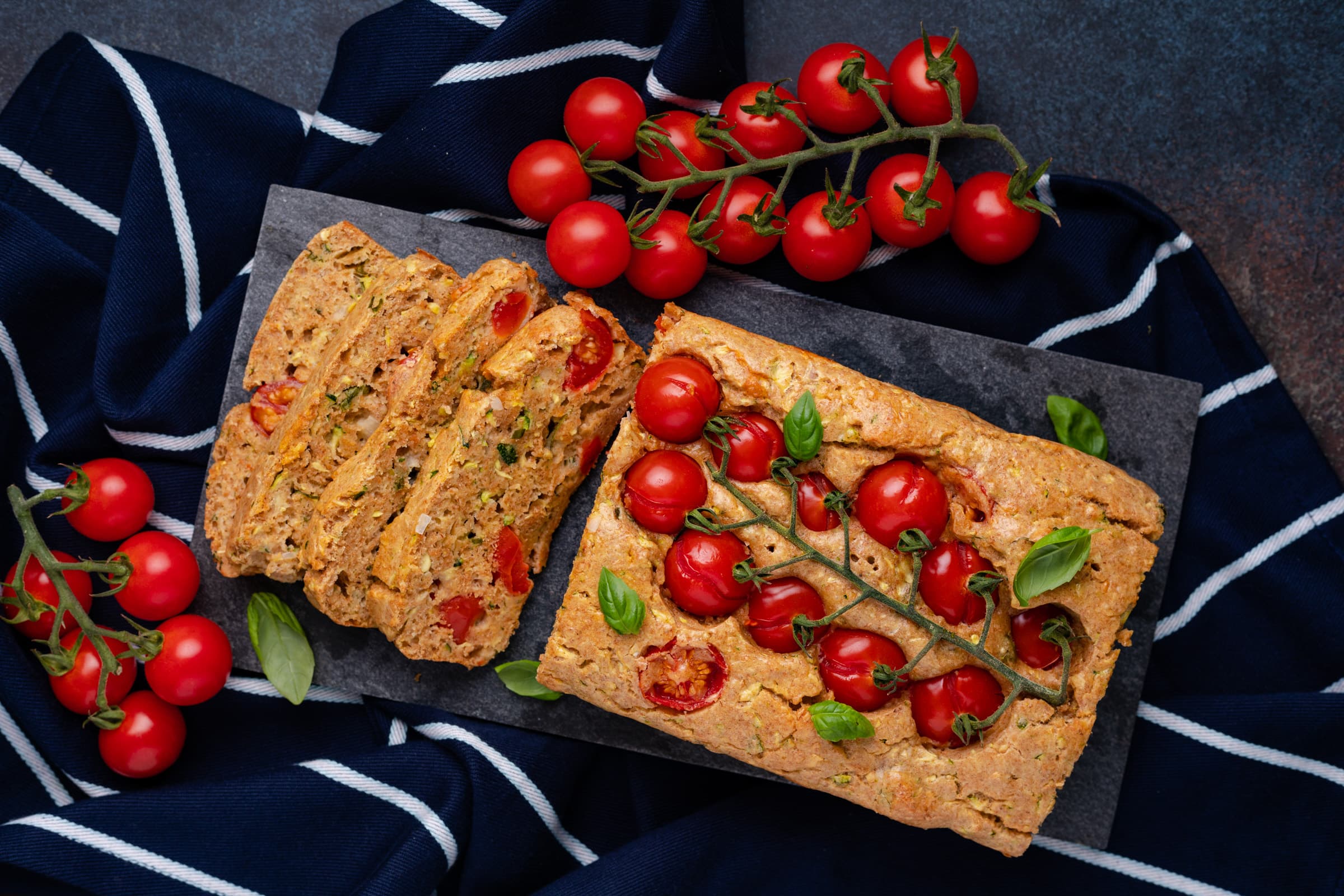 Hartige groentecake met courgette en Honingtomaten
