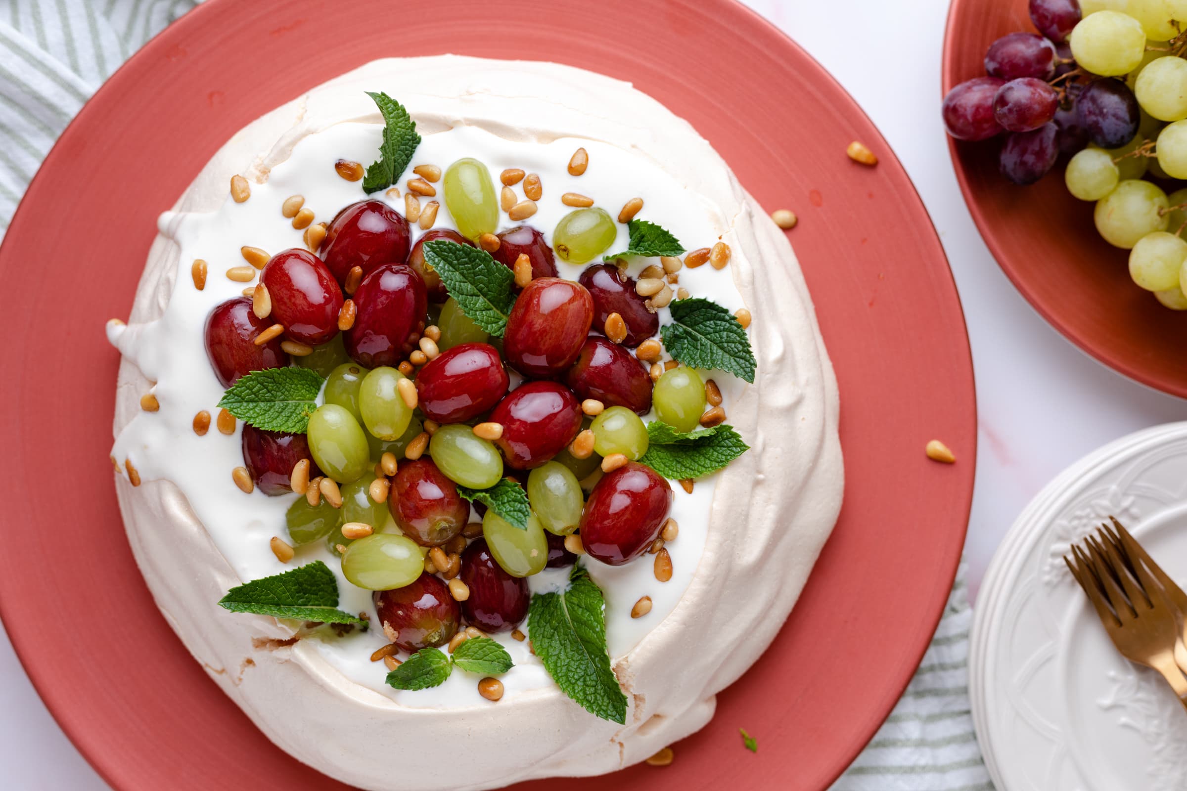 Pavlova met druiven, honing en pijnboompitten